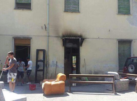Incendiato portone sede gruppo scout
