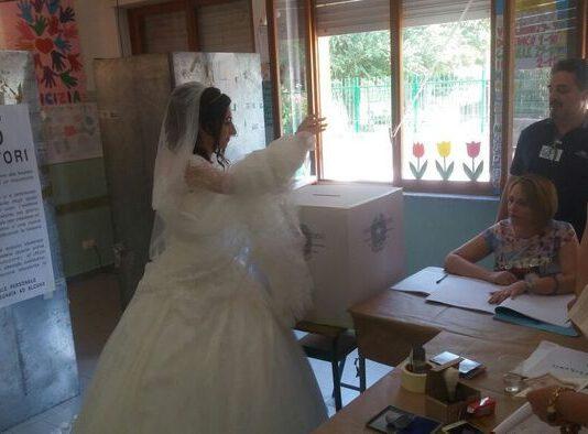 Calabria, al seggio con abito bianco- neo sposa vota dopo matrimonio