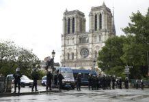 Paura a Parigi, uomo aggredisce agenti con martello- sparatoria vicino Notre Dame