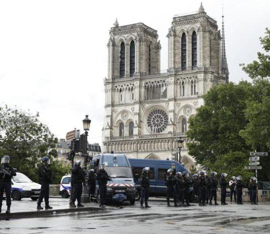 Paura a Parigi, uomo aggredisce agenti con martello- sparatoria vicino Notre Dame