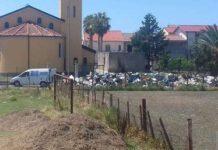 Abbandona rifiuti in strada, in corso identificazione da Polizia Muncipale