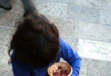 Sfruttava la figlia di 3 anni per chiedere l’elemosina- denunciata