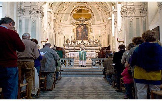 Troppo vociare su sagrato- parroco sospende processione