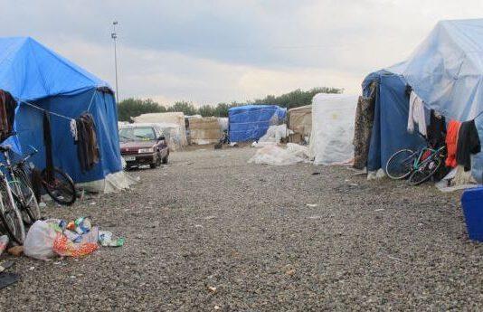 San Ferdinando, iniziato tra le polemiche il trasferimento dei migranti alla nuova tendopoli