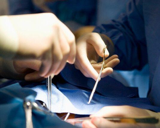 Gelosa del marito lo colpisce genitali provocandogli lesioni
