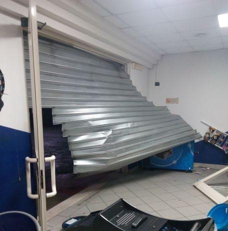 Rubano furgone e sfondano vetrina del bar