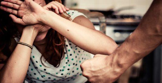 Aggredisce ex moglie davanti a figli minori- arrestato 40enne