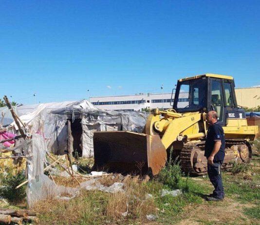 In corso operazione abbattimento vecchia tendopoli San Ferdinando