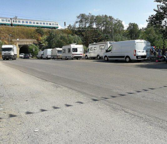 Gioia Tauro, Piazza Tre Palmenti occupata da oltre un mese da roulotte e camper con nomadi e rom