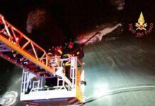 Intonaco si stacca da galleria colpendo auto in transito