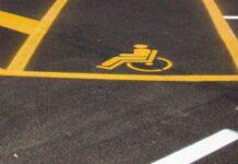 Parcheggia Ferrari in posto disabili: “Me ne frego di te e della Polizia”