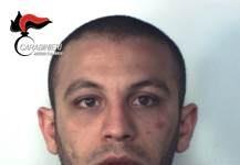 Ai domiciliari con armi e droga, arrestato venticinquenne