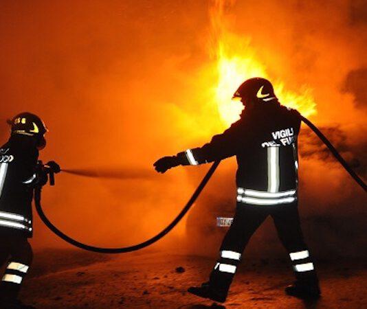 Piromane Sbadato- Incendia furgone, si ustiona e perde cellulare- Arrestato