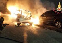 Tre auto in fiamme nella notte