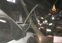 Incendio in magazzino ditta insegne luminose