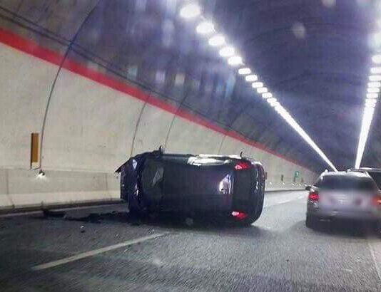 Incidente in autostrada- auto si capovolge in galleria