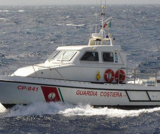 Barca in avaria, soccorsi nello Jonio