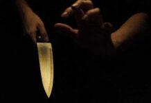 Tenta di accoltellare uomo in un bar per gelosia