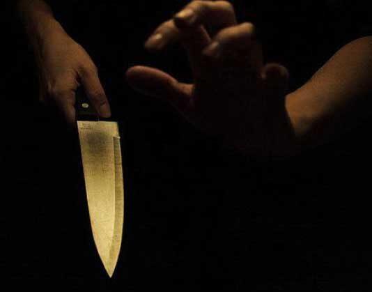 Tenta di accoltellare uomo in un bar per gelosia