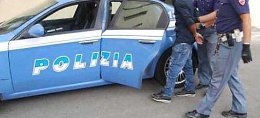 Fermano un parcheggiatore abusivo- poliziotti presi a schiaffi e pugni