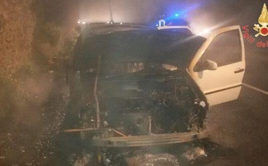Si incendia auto con donna dentro, illesa