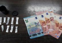 Spacciava cocaina seduto su una sedia in strada, arrestato 30enne