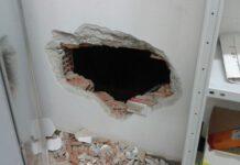 Singolare rapina ufficio postale- malvivente sbuca dalla parete