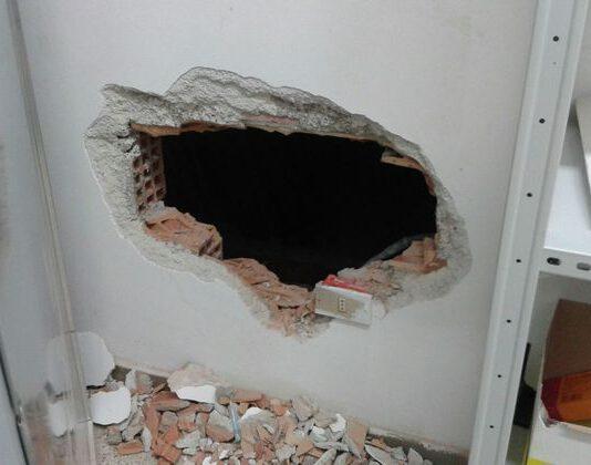 Singolare rapina ufficio postale- malvivente sbuca dalla parete