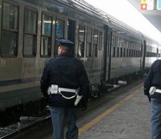 Agenti aggrediti da due africani in stazione