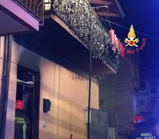 Incendio in abitazione, salva famiglia