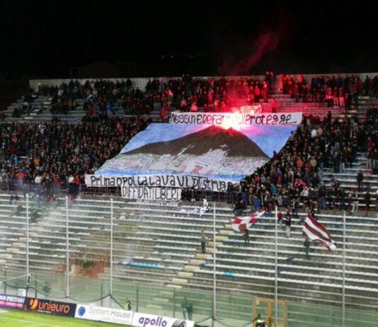 Reggina- Catania, striscione razzista contro ultras siciliani: La lava vi distruggerà