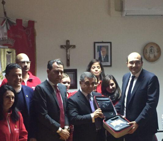 Arruzzolo dona defibrillatore al comune di Calanna