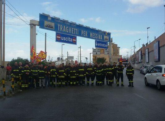 Protesta vigili fuoco, disagi a Villa San Giovanni