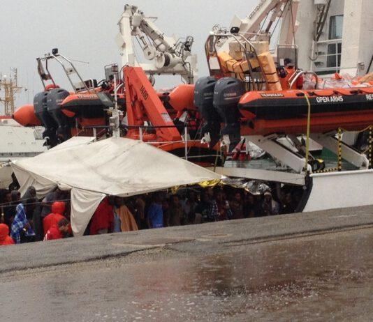 Arrivata nave con 378 migranti