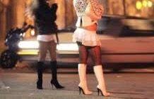 Minaccia e picchia prostitute, arrestato 25enne