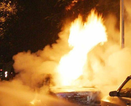 Due incendi nella notte, a fuoco auto e casa