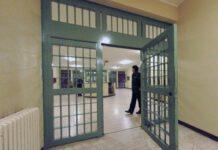 Cede anta finestra, ferita agente Polizia Penitenziaria