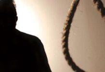 Agenti salvano uomo da tentato suicidio