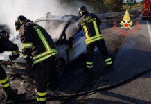 Auto in fiamme su Statale 106