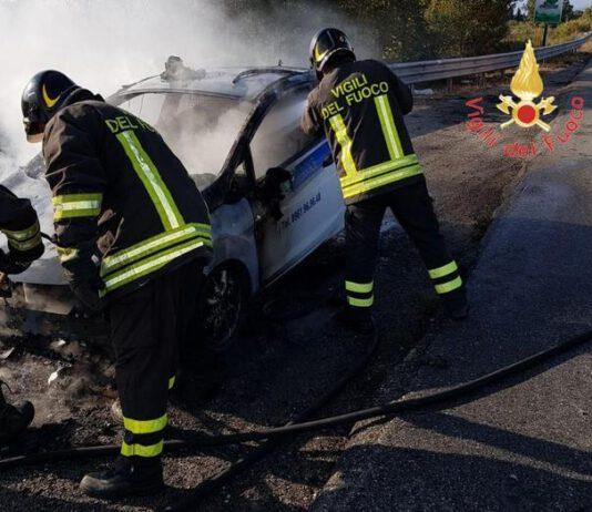 Auto in fiamme su Statale 106