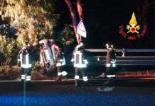 Auto finisce fuori strada ribaltandosi, ferito conducente