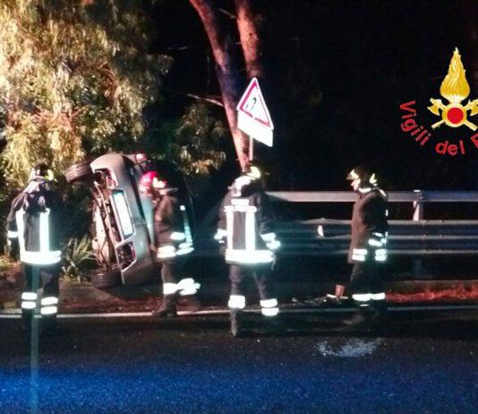 Auto finisce fuori strada ribaltandosi, ferito conducente