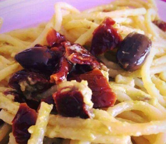 Il meraviglioso mondo di Sweet Susy- Spaghetti alla chitarra al pesto di asparagi e mandorle, con olive taggiasche e pomodorini secchi