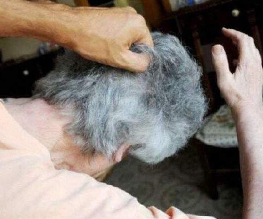 Picchia la madre provocandole trauma cranico e mandandola ospedale,arrestato