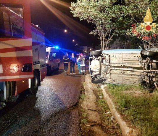Incidente in serata, si ribalta auto, ferite due ragazze