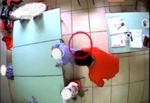 Schiaffi e pizzicotti a bimbi, sospese due maestre