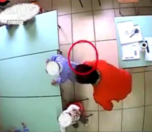 Schiaffi e pizzicotti a bimbi, sospese due maestre