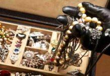 Tentata rapina gioielleria, titolare mette in fuga ladri