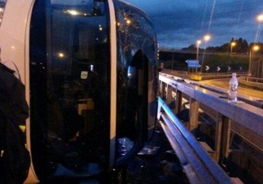 Autobus si ribalta in autostrada, diversi feriti