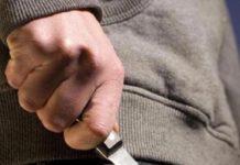 Attendeva ex ragazza con un coltello in tasca, arrestato